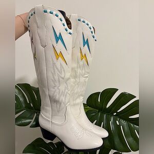Round Toe White Lightning Bolt Embroidered Cowboy Boots Size 6.5 &‎ 8.5